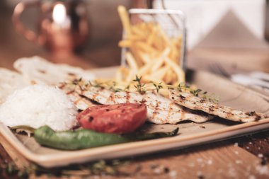 Masada lezzetli tavuk yemeği