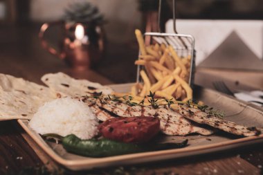 Masada lezzetli tavuk yemeği