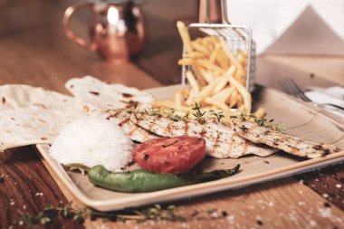 Masada lezzetli tavuk yemeği