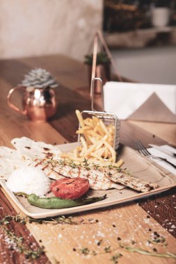 Masada lezzetli tavuk yemeği