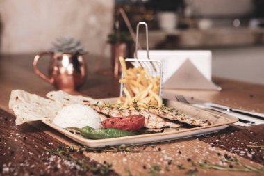 Masada lezzetli tavuk yemeği