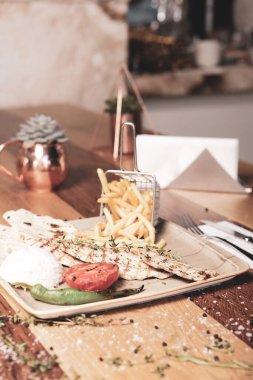 Masada lezzetli tavuk yemeği