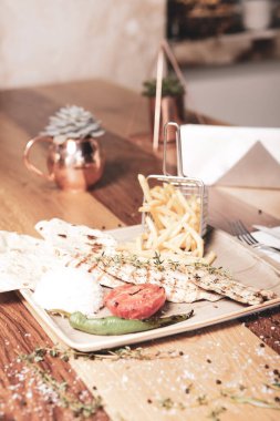 Masada lezzetli tavuk yemeği