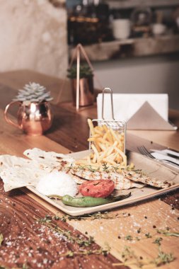 Masada lezzetli tavuk yemeği