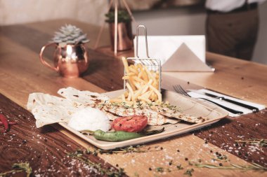 Masada lezzetli tavuk yemeği