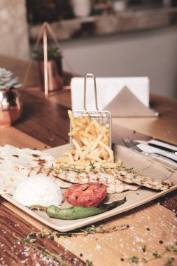 Masada lezzetli tavuk yemeği