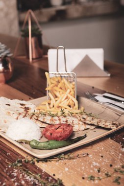 Masada lezzetli tavuk yemeği