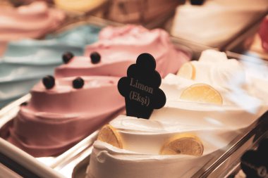 Buzdolabında lezzetli meyveli dondurma var..