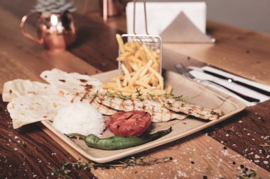 Masada lezzetli tavuk yemeği