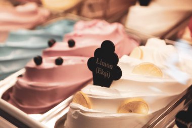 Buzdolabında lezzetli meyveli dondurma var..