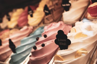 Buzdolabında lezzetli meyveli dondurma var..