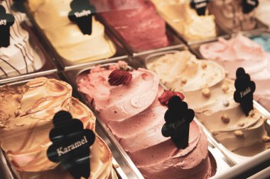 Buzdolabında lezzetli meyveli dondurma var..