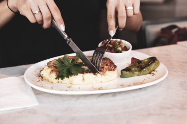 Yerel şeflerin pişirdiği ilginç yemekler.