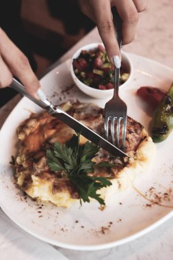 Yerel şeflerin pişirdiği ilginç yemekler.