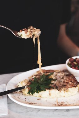 Yerel şeflerin pişirdiği ilginç yemekler.