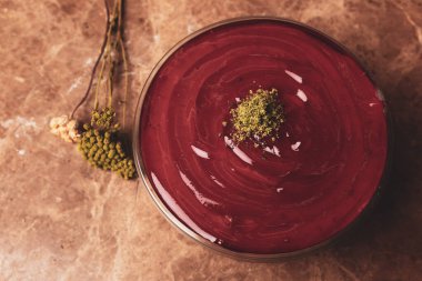 Masada lezzetli çikolatalı puding. 