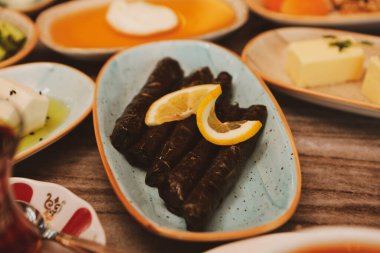 Doldurulmuş yaprak aperatifi (mezze), yaprak sarması