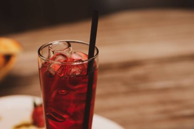 Lokantadaki masada alkol kokteyli.