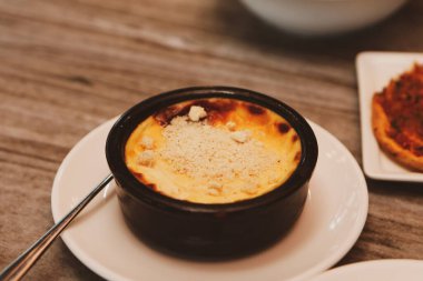 Geleneksel Türk sütlü pudingi.