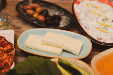 Geleneksel Türk ve Yunan yemek meze masası