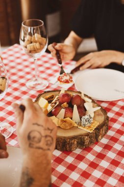 Peynir tabağı, gurme şarap ve peynir tabağı.