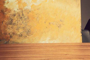 Modern ahşap ve sarı arkaplanı kapat