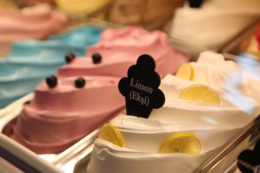 Buzdolabında lezzetli meyveli dondurma var..