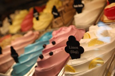 Buzdolabında lezzetli meyveli dondurma var..