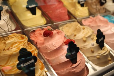 Buzdolabında lezzetli meyveli dondurma var..