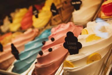 Buzdolabında lezzetli meyveli dondurma var..