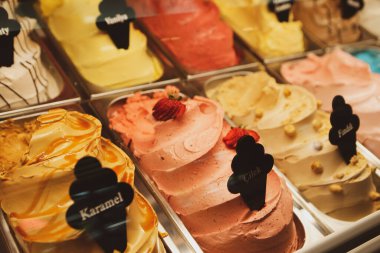 Buzdolabında lezzetli meyveli dondurma var..