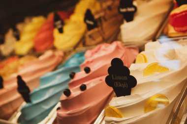 Buzdolabında lezzetli meyveli dondurma var..