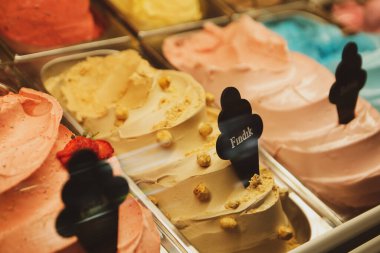 Buzdolabında lezzetli meyveli dondurma var..