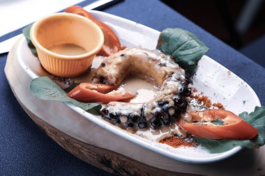 Soslu ızgara Galiçya ahtapotu bacağı.