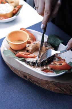 Soslu ızgara Galiçya ahtapotu bacağı.