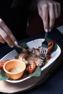 Soslu ızgara Galiçya ahtapotu bacağı.