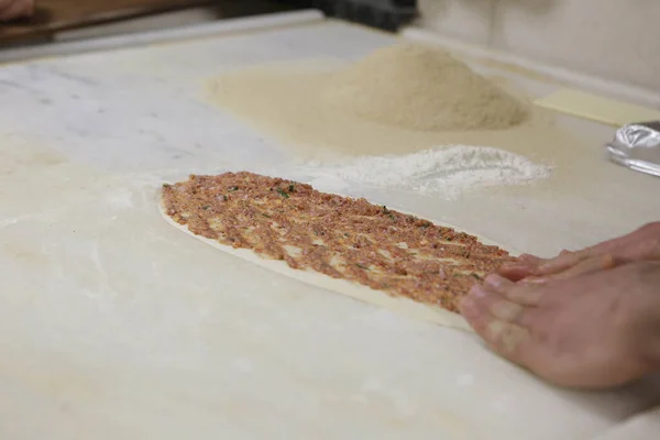 Výroba Turecké Pizzy Nebo Lahmacun Fast Food Populární Pouliční Jídlo — Stock fotografie