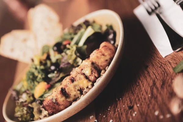 Frisk Salat Med Valnøtt Ost Bollen – stockfoto