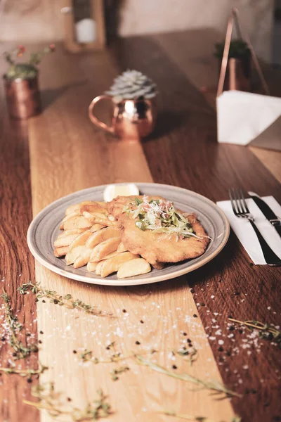 Delicioso Schnitzel Servido Com Batatas Fritas — Fotografia de Stock