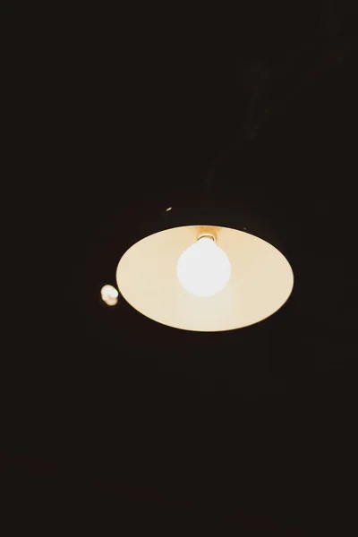 Κομψός Πολυέλαιος Φωτισμένος Στο Σκοτάδι — Φωτογραφία Αρχείου