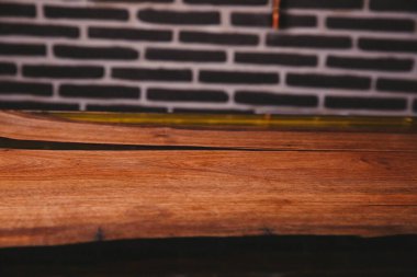 Modern ahşap ve siyah arkaplanı kapat