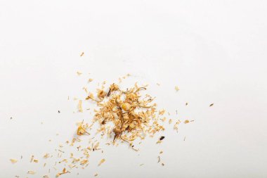 Dağınık çiçek parçaları beyaz arkaplanda izole edilmiş