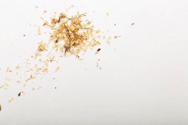 Dağınık çiçek parçaları beyaz arkaplanda izole edilmiş