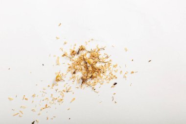 Dağınık çiçek parçaları beyaz arkaplanda izole edilmiş