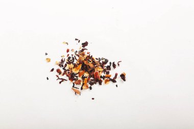 Beyaz arka planda izole edilmiş kurumuş meyve parçaları