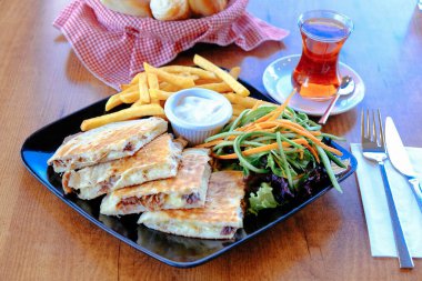 Türk bazlama tostu - fırında kızarmış ekmek