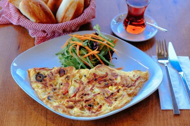Lezzetli omlet ve kahvaltı tabağı masada..
