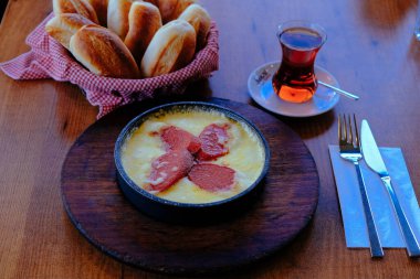 Muhlama - peynirli mısır lapası.