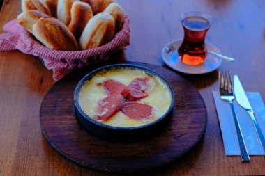 Muhlama - peynirli mısır lapası.