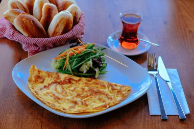 Lezzetli omlet ve kahvaltı tabağı masada..